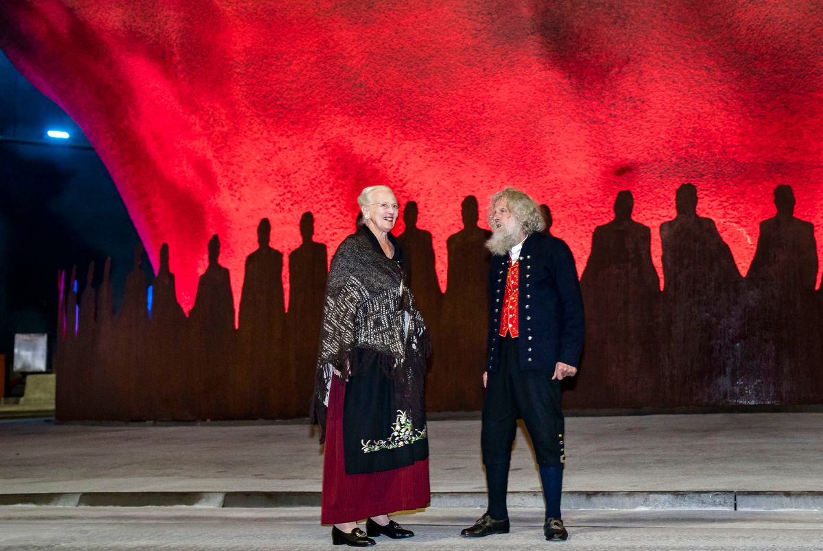 Dronning Margrethe besøger Færøerne. Her besøger hun rundkørslen i Østerøtunnelen sammen med kunstner Tróndur Patursson, søndag den 18. juli 2021. (Foto: Hanne Juul HANNE JUUL/Ritzau Scanpix)