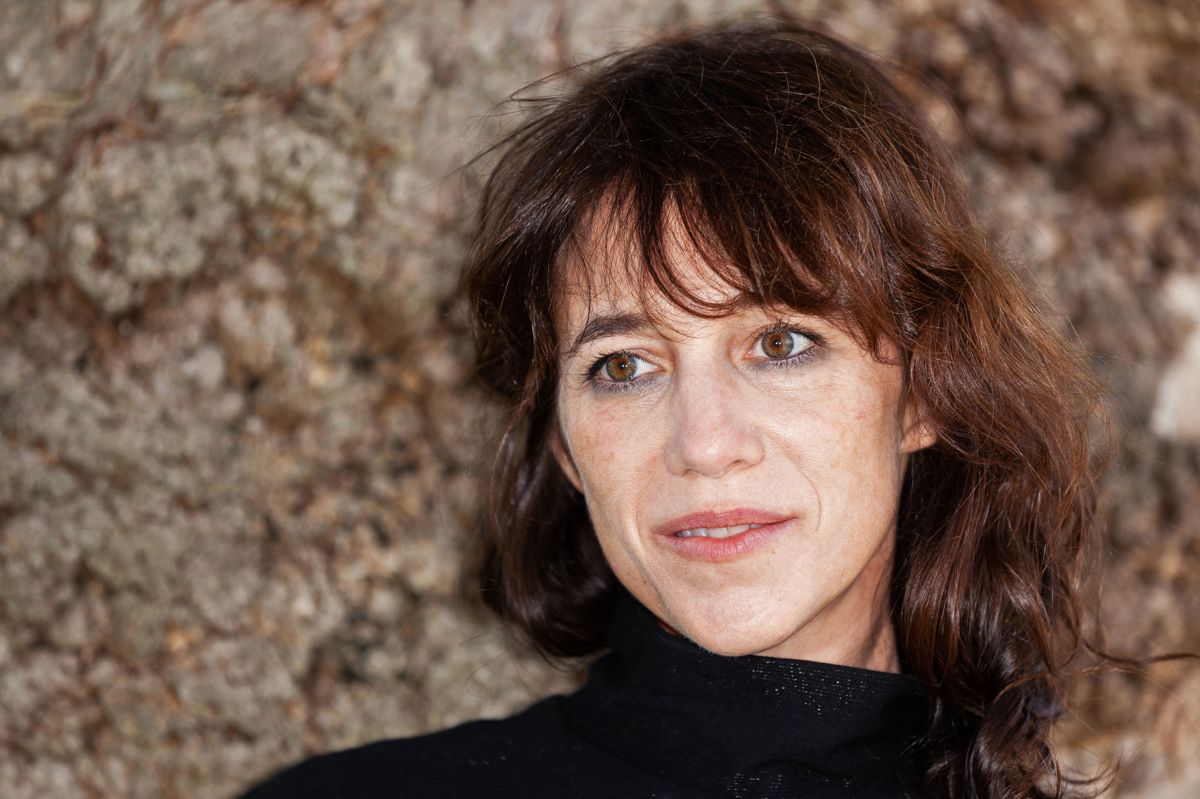 Britisk-franske Charlotte Gainsbourg har både udgivet album og medvirket i spillefilm. Blandt andet har hun haft hovedrollen i "Jane Eyre" fra 1996 på engelsk og "Fantine" i en fransk tv-udgave af "Les Miserables" fra 2000. Størstedelen af sit liv har hun brugt i Frankrigs hovedstad, men efter sin søsters tragiske dødsfald flyttede hun familien til New York. (Arkivfoto)