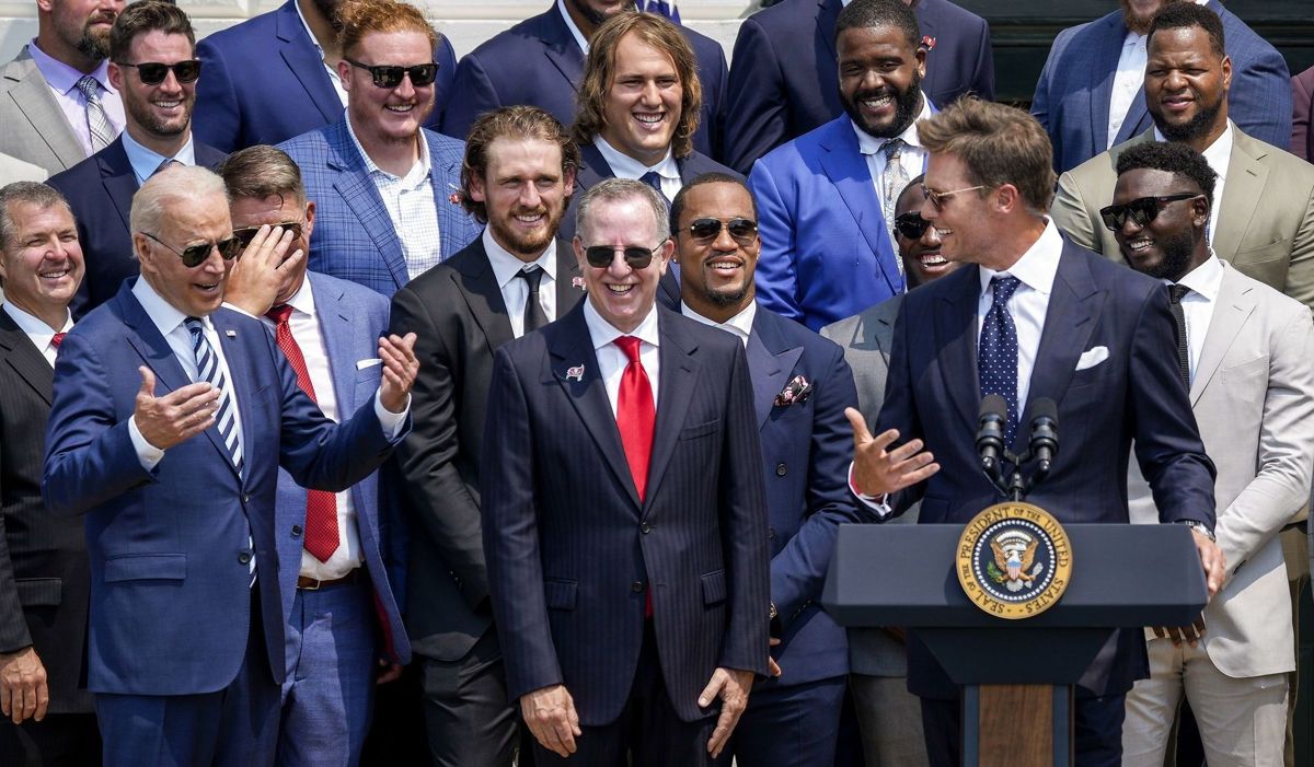 NFL-mesteren Tom Brady leverede flere punchlines på talerstolen i Det Hvide Hus med præsident Joe Biden til stede. Foto: Drew Angerer