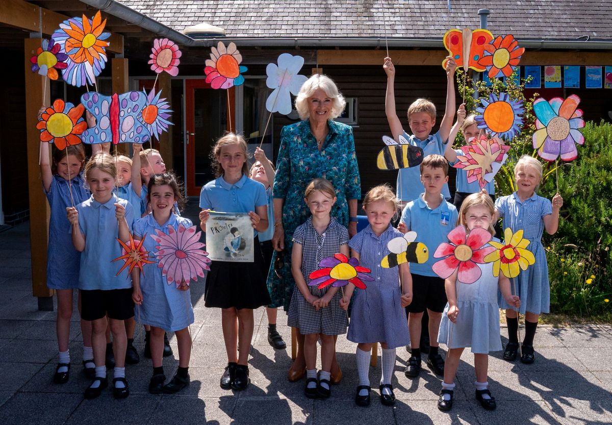 Prins Charles og Camilla har taget turen til St. Mary Island, der er den største af Isles of Scilly. Foto: Arthur Edwards/Pool via REUTERS