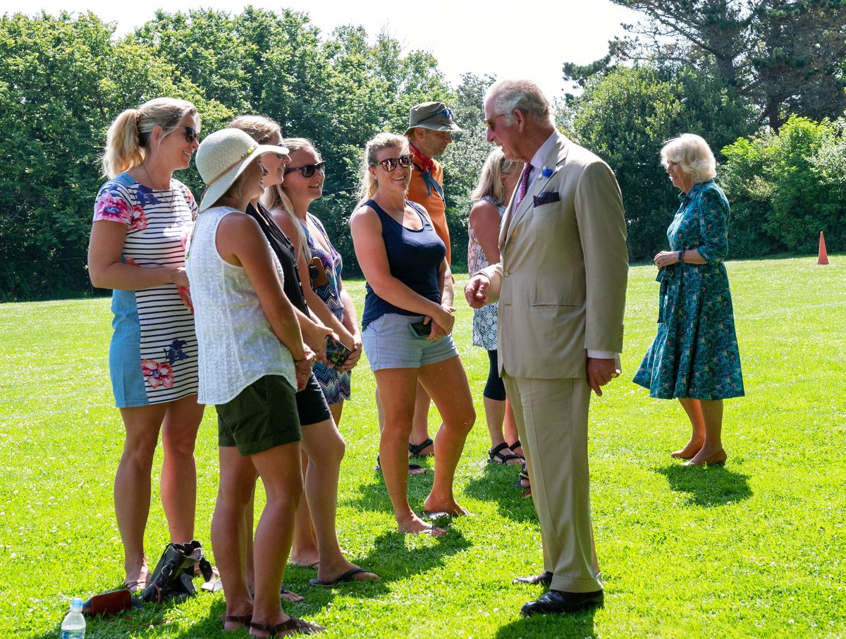 Prins Charles og Camilla har taget turen til St. Mary Island, der er den største af Isles of Scilly. Foto: Arthur Edwards/Pool via REUTERS