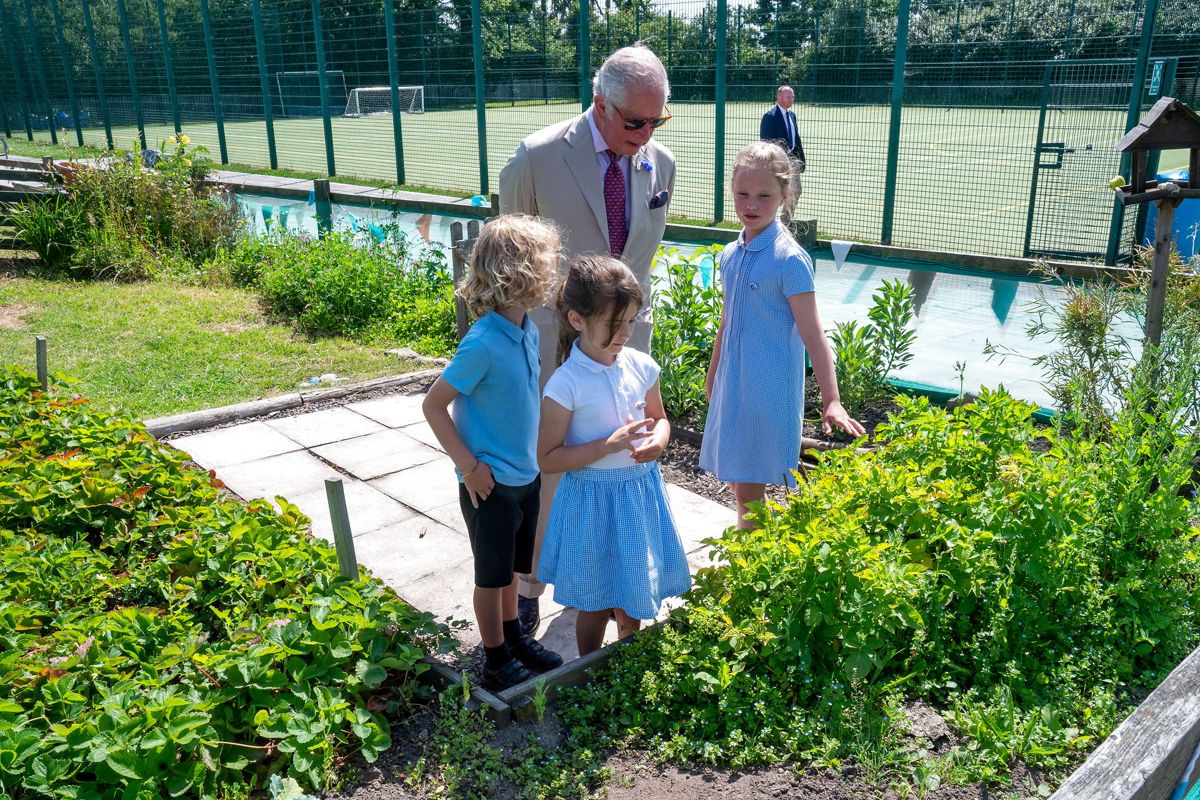 Prins Charles og Camilla har taget turen til St. Mary Island, der er den største af Isles of Scilly. Foto: Arthur Edwards/Pool via REUTERS