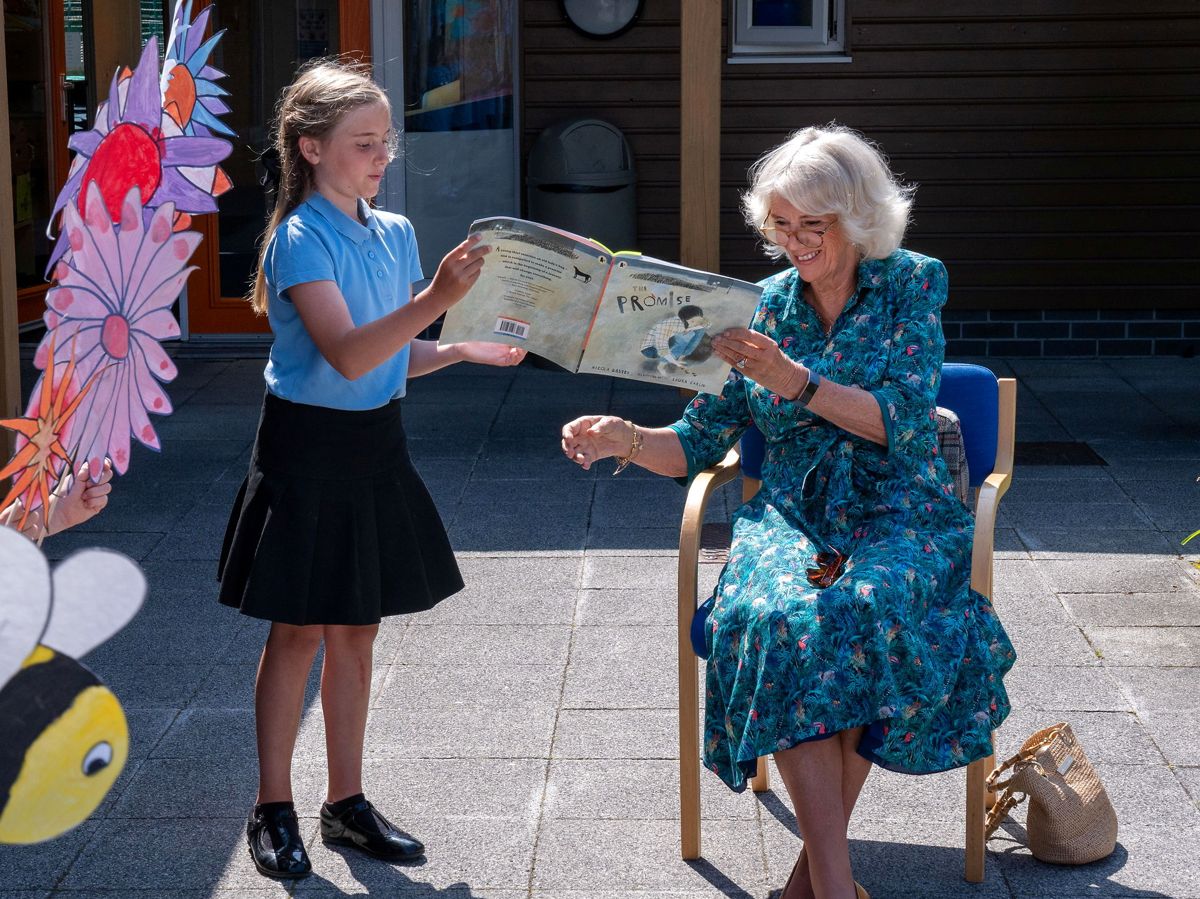 Prins Charles og Camilla har taget turen til St. Mary Island, der er den største af Isles of Scilly. Foto: Arthur Edwards/Pool via REUTERS