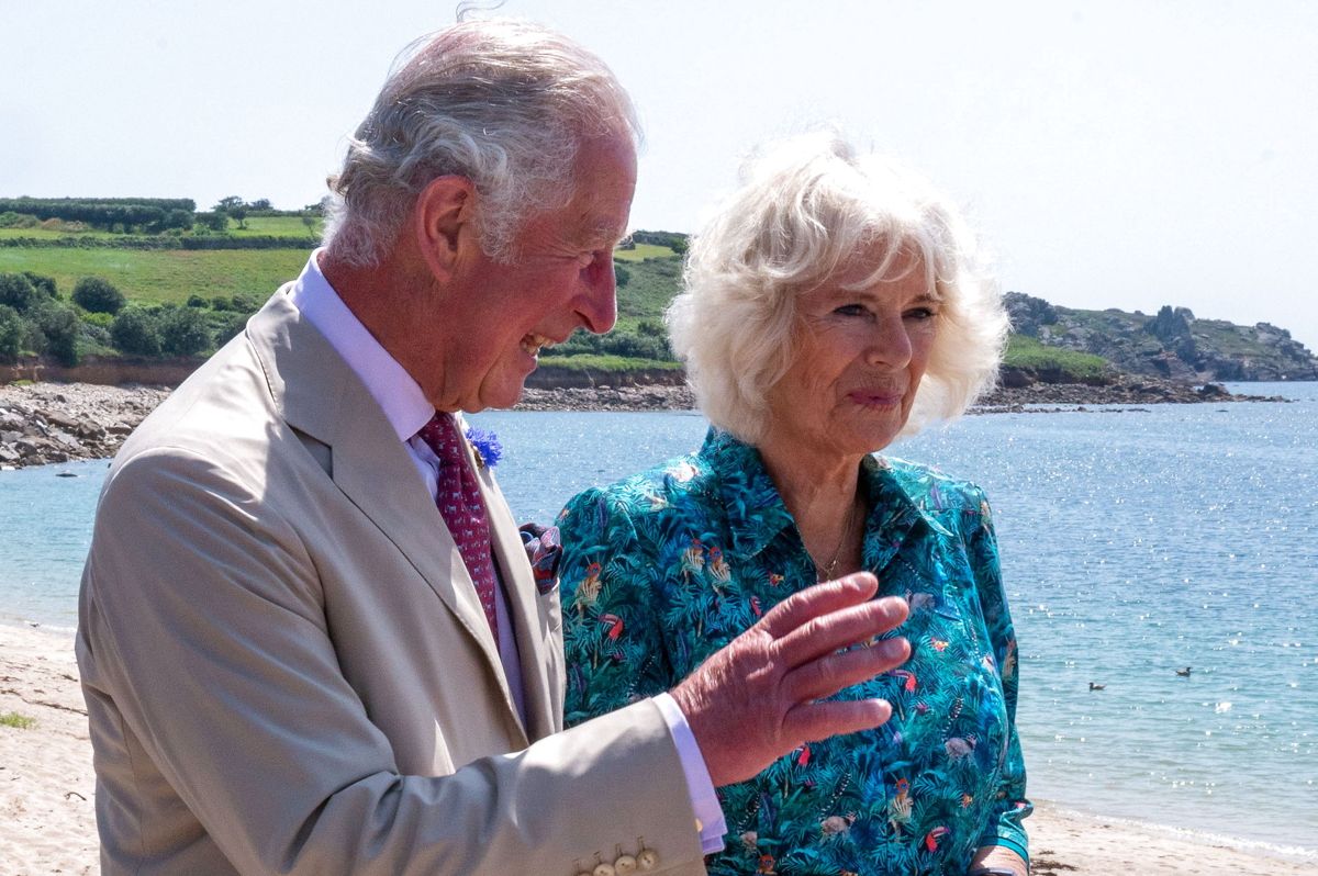 Prins Charles og Camilla har taget turen til St. Mary Island, der er den største af Isles of Scilly. Foto: Arthur Edwards/Pool via REUTERS