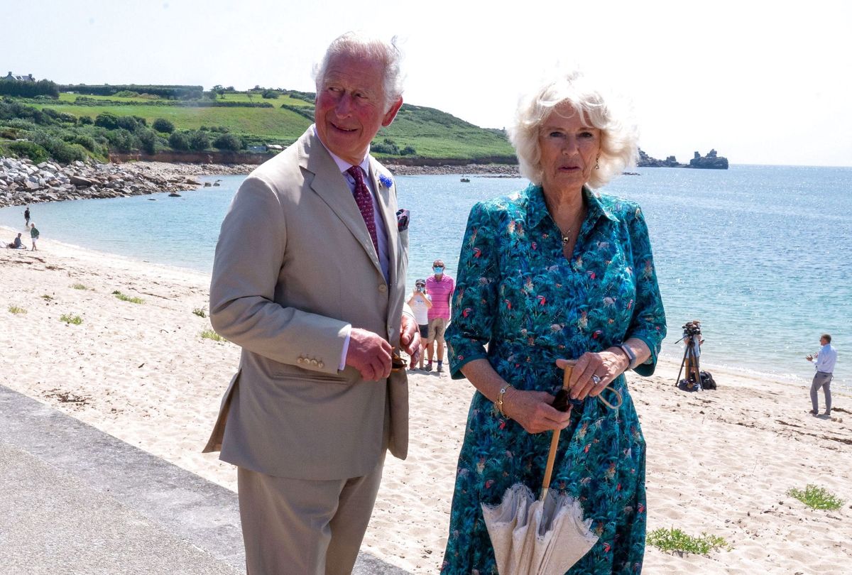 Prins Charles og Camilla har taget turen til St. Mary Island, der er den største af Isles of Scilly. Foto: Arthur Edwards/Pool via REUTERS