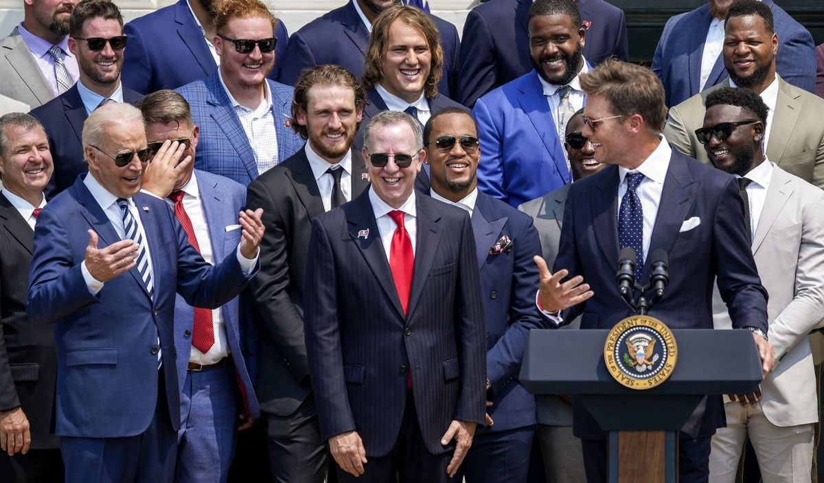 NFL-mesteren Tom Brady leverede flere punchlines på talerstolen i Det Hvide Hus med præsident Joe Biden til stede. Foto: Drew Angerer
