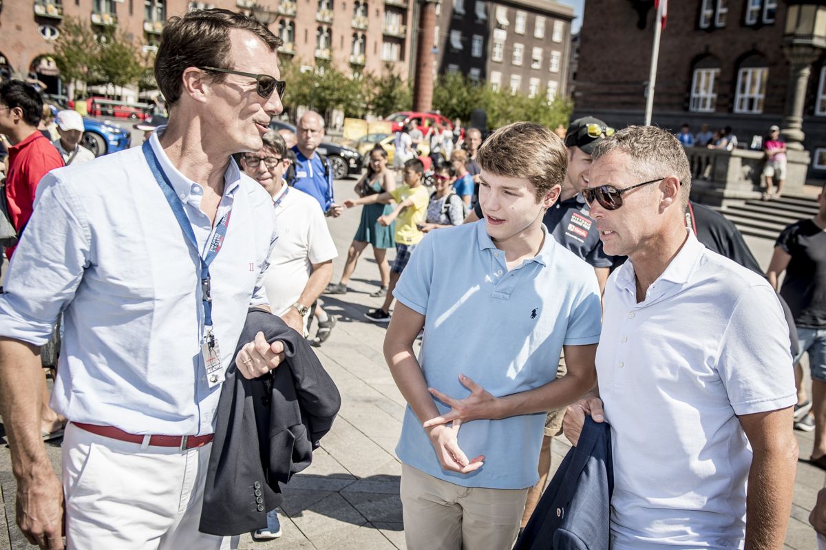 Interessen for biler deler prins Felix med sin far, prins Joachim. Han er glad for fart og er samtidig en ivrig racerkører. Far og søn er her i selskab med den kendte danske racerkører Tom Kristensen under Copenhagen Historic Grand Prix' åbningsreception på Københavns Rådhusplads i 2018. (Arkivfoto)