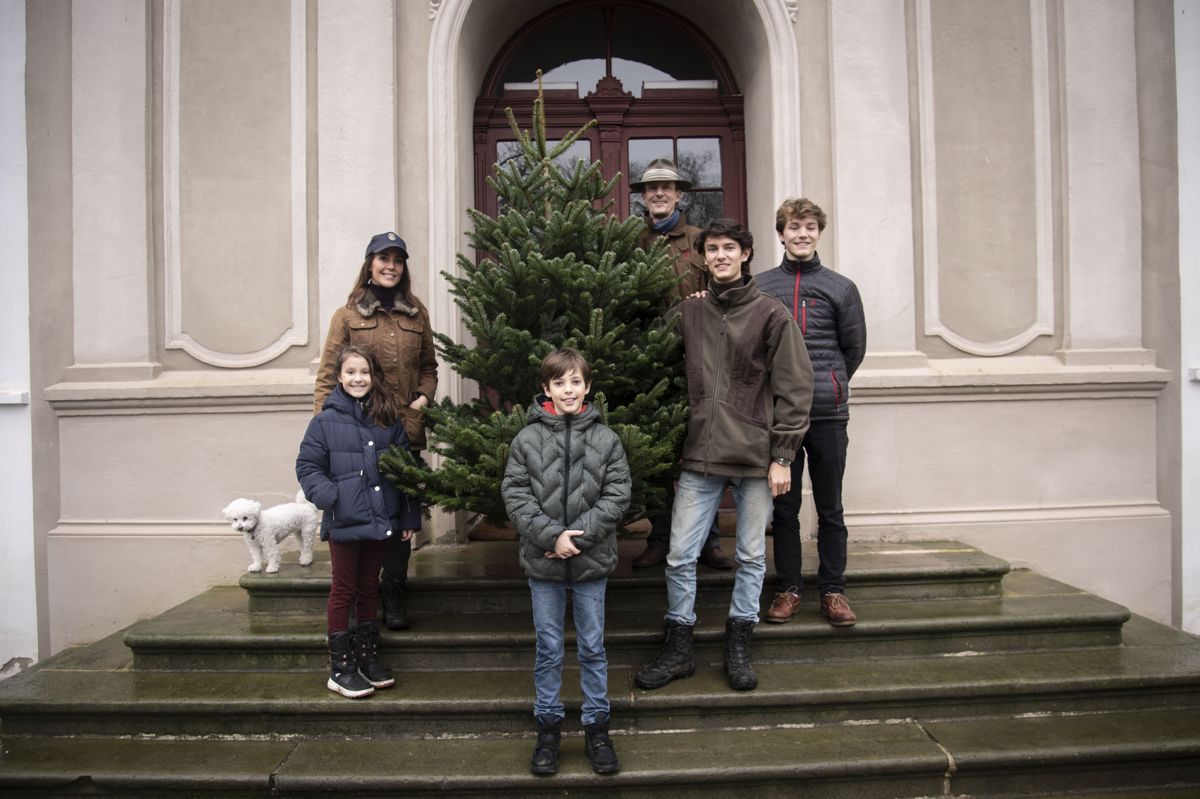 Julen i Jylland. På trappen til Schackenborg Slot i Møgeltønder står prins Felix samlet med prins Joachim, prinsesse Marie og prinsesse Athena og prins Henrik. Også prins Felix' storebror, prins Nikolai, står på slotstrappen. Billedet er fra julen 2020. (Arkivfoto)
