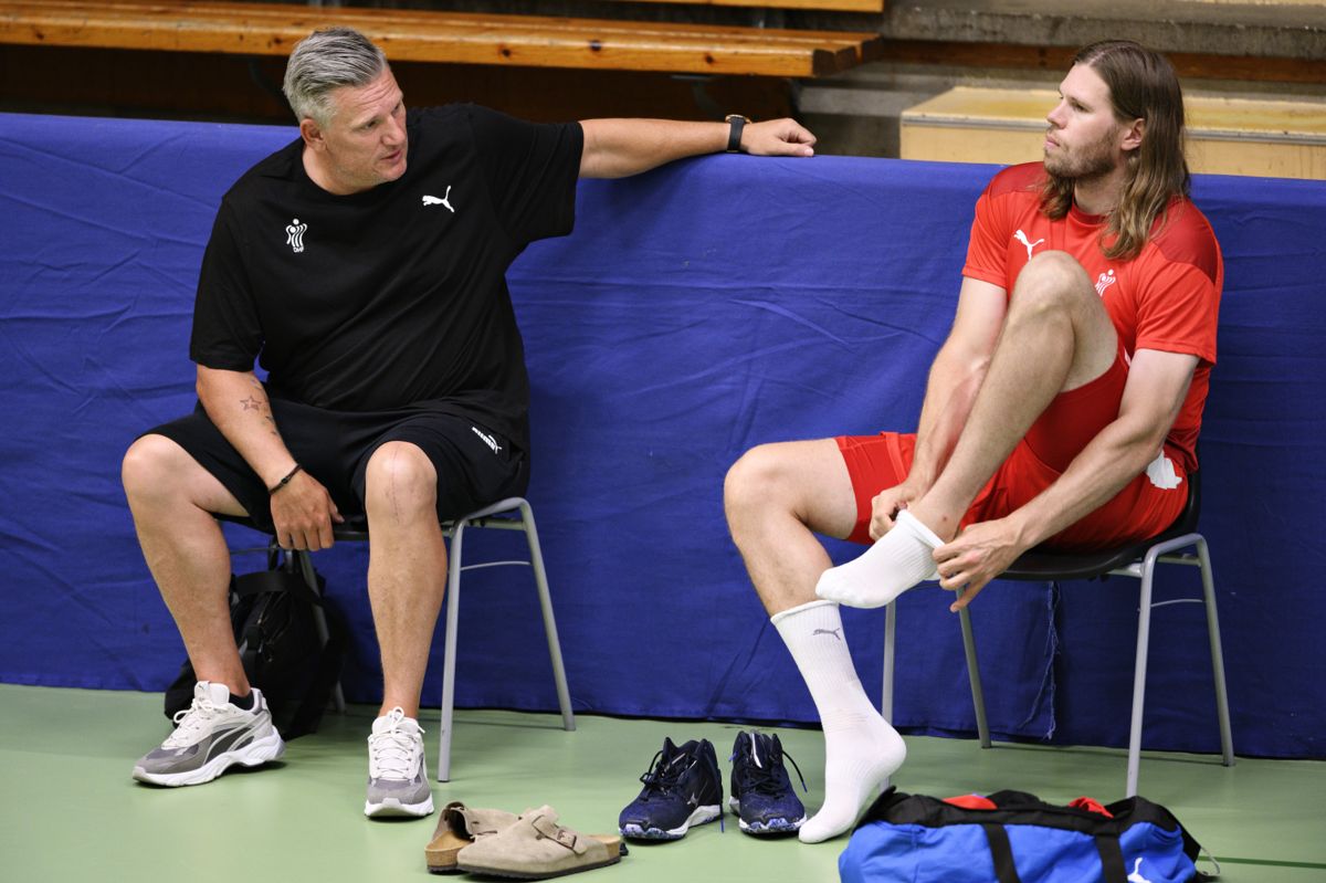 Nikolaj Jacobsen og Mikkel Hansen i en snak forud for OL-turneringen i Tokyo. (Arkivfoto).