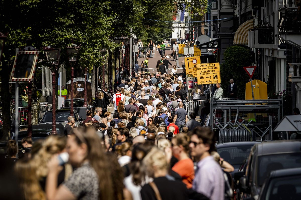 Hundredvis af hollændere tog onsdag afsked med den kendte kriminalreporter og undersøgende journalist Peter de Vries, som blev dræbt ved et skudattentat i Amsterdam. Journalistens kiste var onsdag blevet stillet i Carre Teatret i Amsterdam, hvor folk stod i kø for at komme til at tage afsked med de Vries en sidste gang.