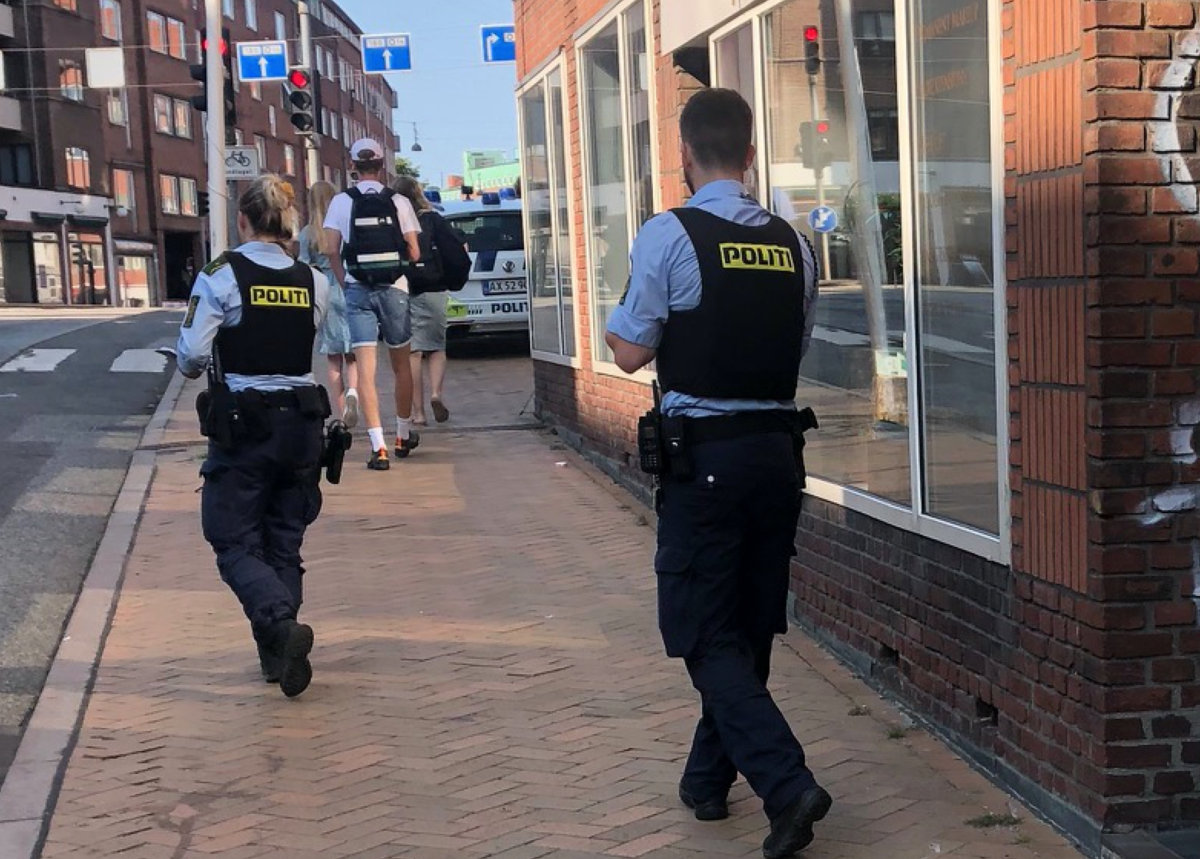 Politiet er talstærkt til stede, og store dele af Aalborg er lige nu spærret af. Foto: Presse-fotos.dk