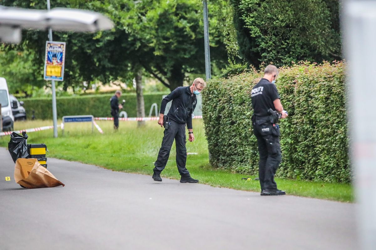 Betjente leder efter spor efter skud-episoden. Foto: Presse-fotos.dk