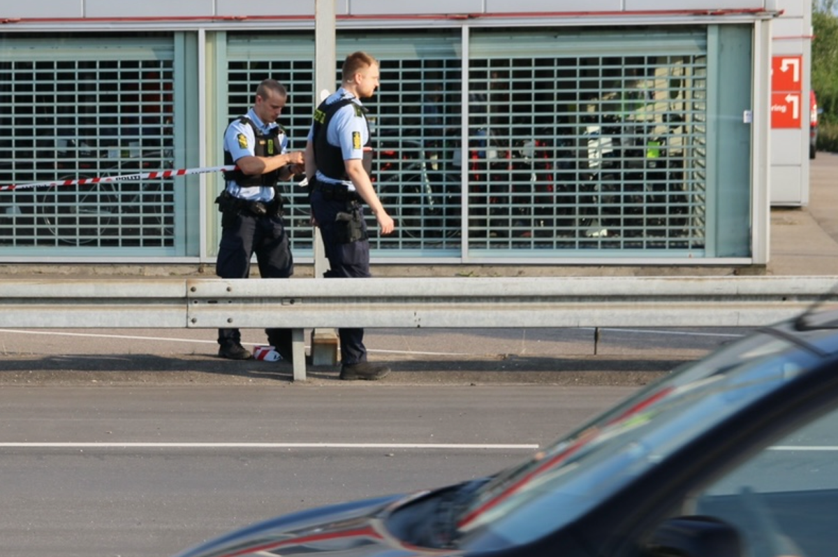Politiet efterlyser en høj mand i shorts. Foto: Presse-fotos.dk