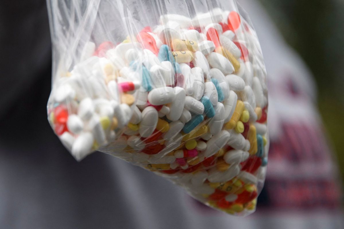 Fire amerikanske selskaber i medicinalbranchen skal betale sammenlagt 26 milliarder dollar - svarende til 164 milliarder kroner - for deres rolle i en omfattende og dødelig krise med opioider i USA.