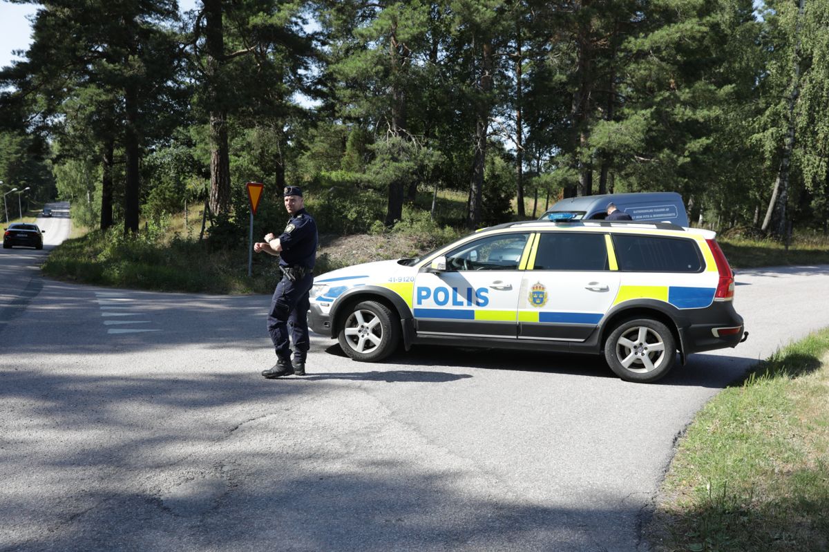 Politi og forhandlere var massivt til stede ved Hällbyanstalten, hvor der onsdag udspillede sig et gidseldrama.