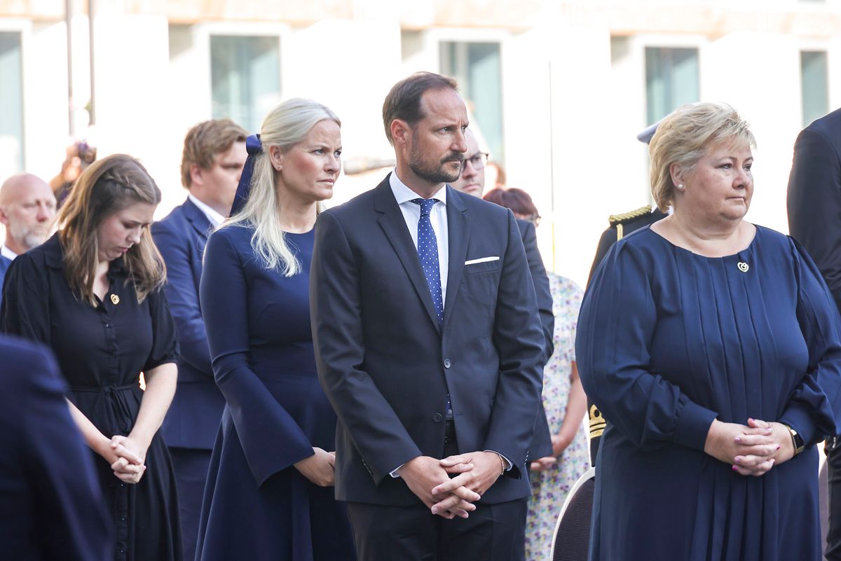 Kronprins Haakon, kronprinsesse Mette-Marit og statsminister Erna Solberg deltog i mindehøjtideligheden i Regjeringskvartalet.
Foto: Geir Olsen / NTB