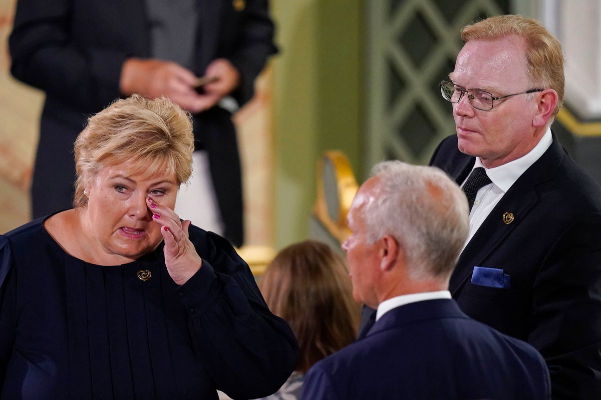 Erna Solberg var rørt til tårer under gudstjenesten i Oslo domkirke torsdag. Foto: Torstein Bøe / NTB