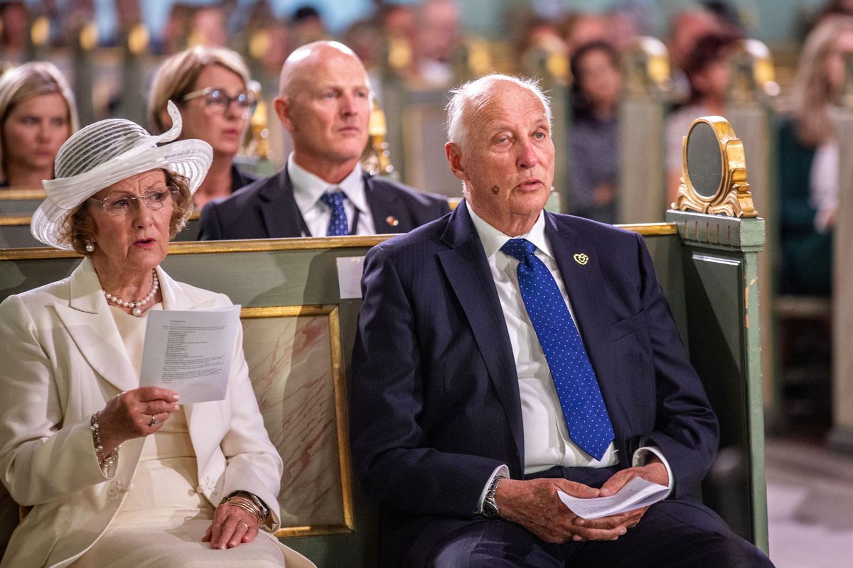 Kong Harald og dronning Sonja deltog i mindehøjtideligheden i Oslo domkirke.
Foto: NTB