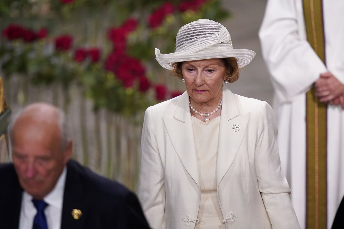 Dronning Sonja klædt helt i hvidt på vej ud af kirken efter ceremonien.
Foto: NTB