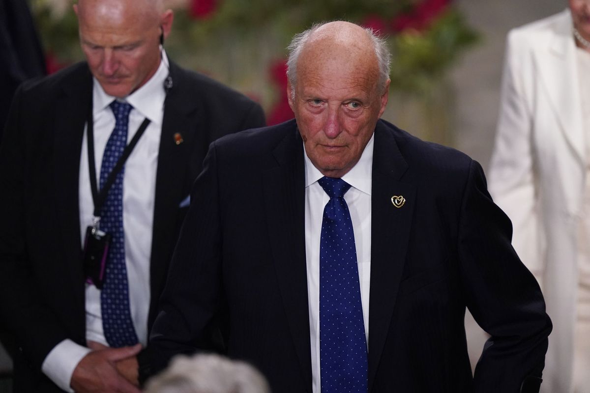 Kong Harald på vej mod sin plads inden gudstjenesten.
Foto: Torstein Bøe / NTB / POOL