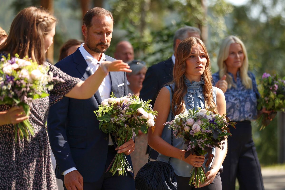 Prince Haakon og datteren prinsesse Ingrid Alexandra lægger blomster til minde om de 69 personer, der for ti år siden døde på øen Utøya.
Foto: Beate Oma Dahle / NTB