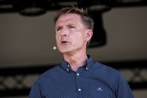 Regeringen skal på banen