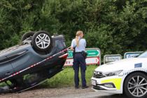 Sammenstød: Bil lander på taget