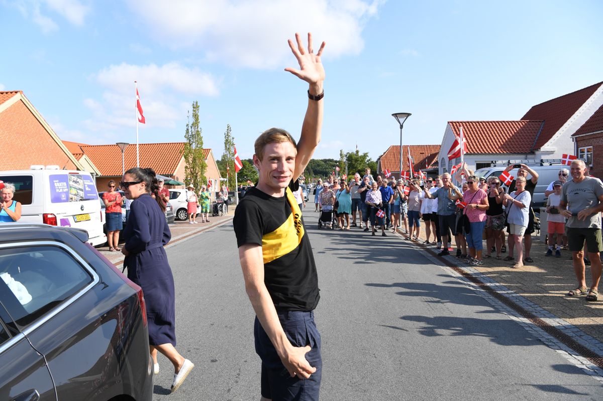 Smilet var bredt hos Jonas Vingegaard, da han trådte ud af bilen i Glyngøre og lod sig hylde af lokalbefolkningen.