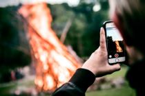 Tændte bål: Alvorligt forbrændt