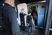 Danskere rejser hjem med corona