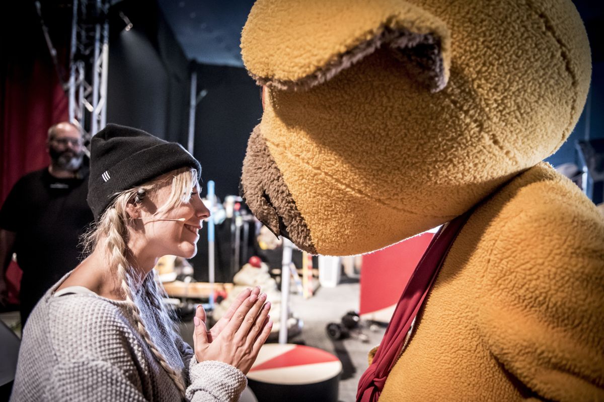Her ses Mille Gori i selskab med den kendte DR-figur Bamse under prøverne på Cirkus Summarum. Det er et cirkus, hvor flere figurer fra Ramasjang-universet optræder, blandt andre Hr. Skæg og Onkel Reje. Cirkus Summarum spiller frem til spiller frem til den 5. august. (Arkivfoto)