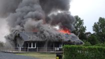Sommerhus overtændt: -Det brænder helt ned