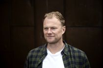 TV2-vært smaskforelsket