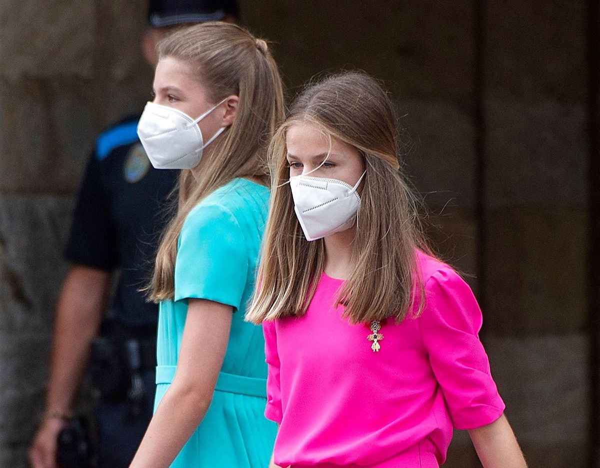 Her er det 15-årige kronprinsesse Leonor (th) og hendes godt og vel ét år yngre søster prinsesse Sofia. Foto: Scanpix/MIGUEL RIOPA / AFP