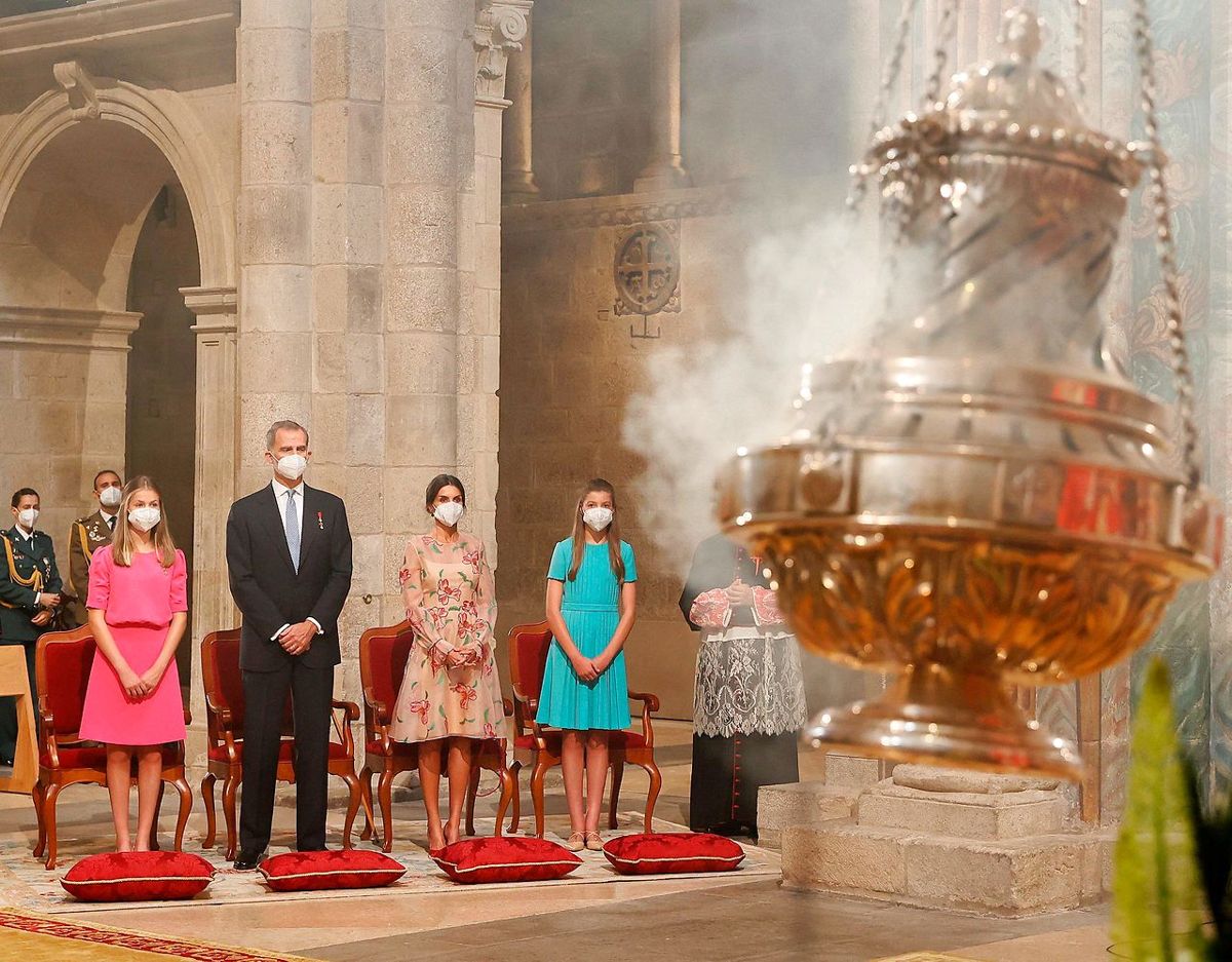 Den kongelige familie ses her inde i katedralen. Foto: Scanpix/Andres BALLESTEROS / POOL / AFP