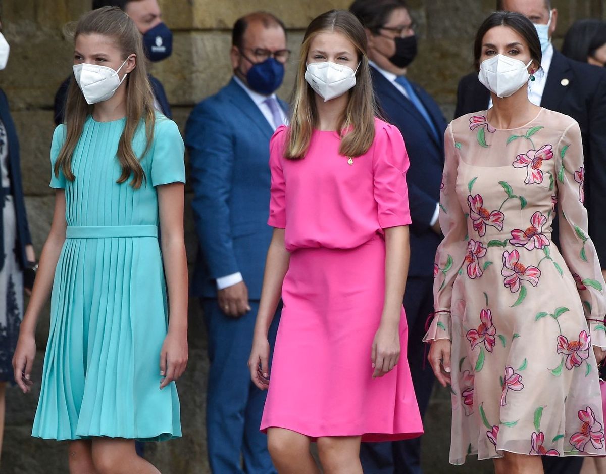 Dronning Letizia sammen med kronprinsesse Leonor, i midten, og prinsesse Sofia. Foto: Scanpix/MIGUEL RIOPA / AFP