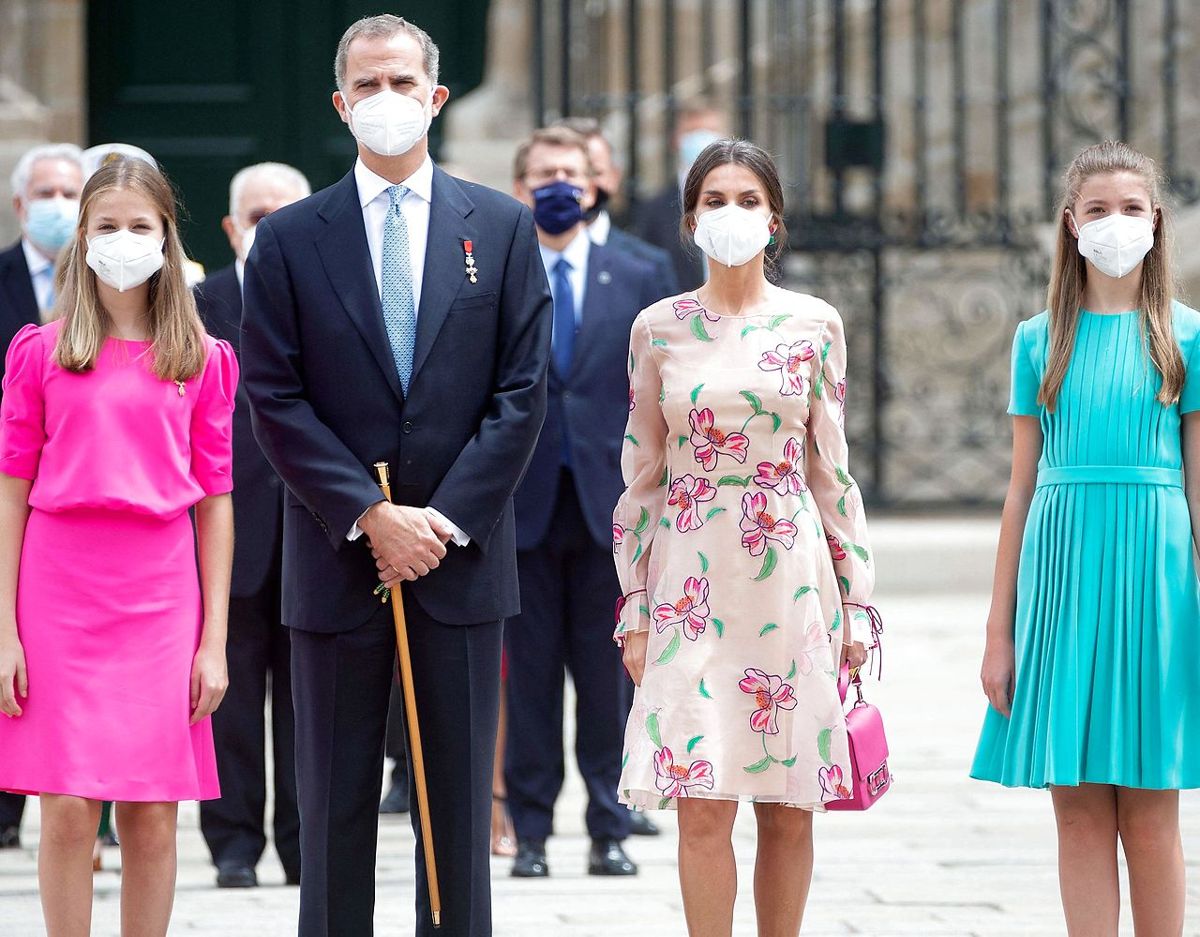 Det spanske kongepar med deres to døtre, kronprinsesse Leonor (tv) og prinsesse Sofia. Foto: Scanpix/MIGUEL RIOPA / AFP