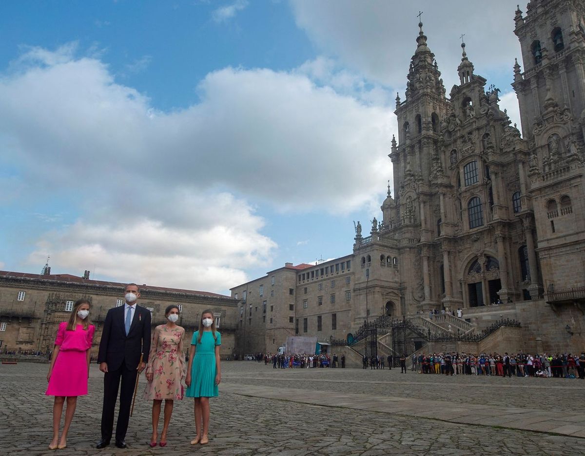 Den kongelige familie foran Santiago de Compostela katedralen. Foto: Scanpix/MIGUEL RIOPA / AFP