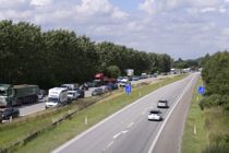 Kæmpekø: Bilbrand spærrer motorvej