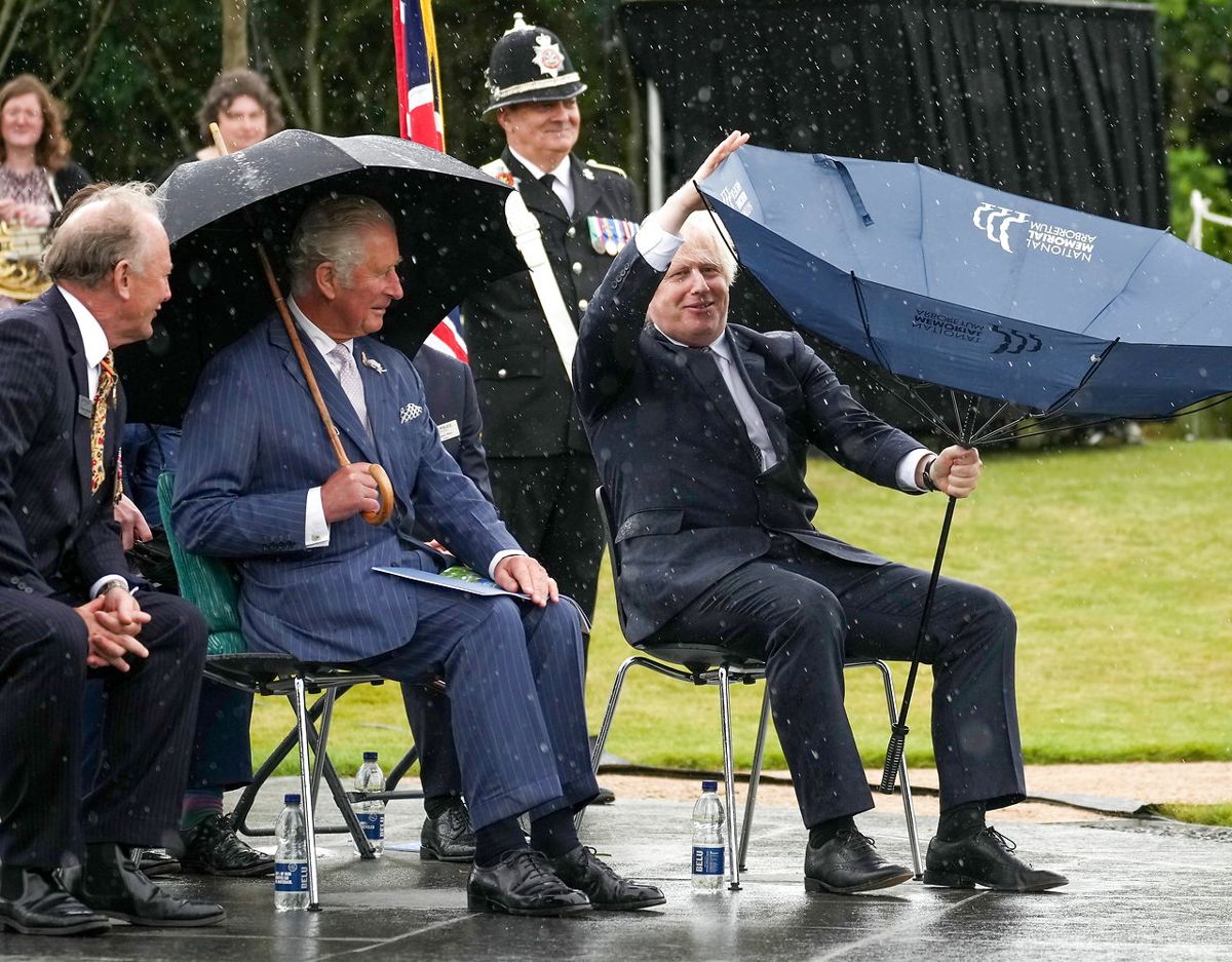 Prins Charles ser unægtelig til at 'hygge' sig gevaldigt over premierministerens kamp mod naturkræfterne. Foto: Scanpix/Christopher Furlong/Pool via REUTERS
