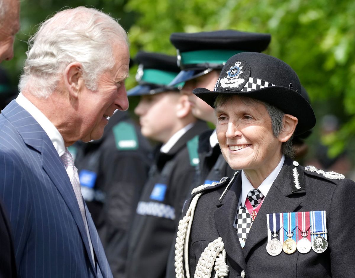Prins Charles taler med kommisær Cressida Dick fra Metropolitan Police. Foto: Scanpix/Christopher Furlong/Pool via REUTERS