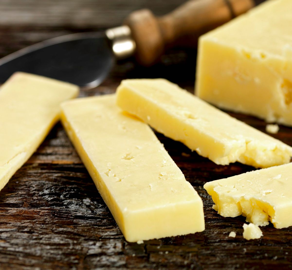 En udenlandsk cheddarost er blevet trukket tilbage efter fund af listeria.