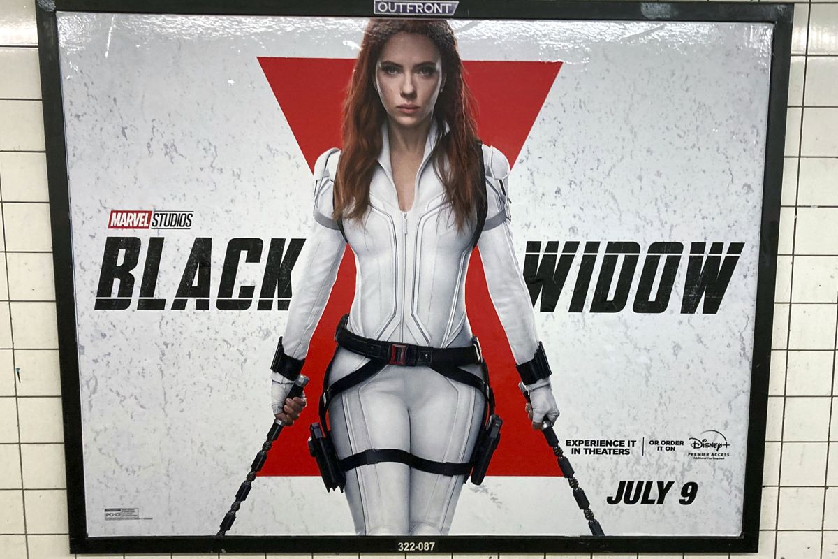 Scarlett Johansson spiller hovedrollen i Marvel-filmen "Black Widow", som ifølge hende burde have haft eksklusiv premiere i biograferne. (Arkivfoto).