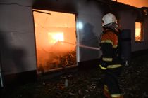 Møbelfabrik brænder ned