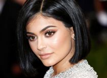 Deler topløst billede