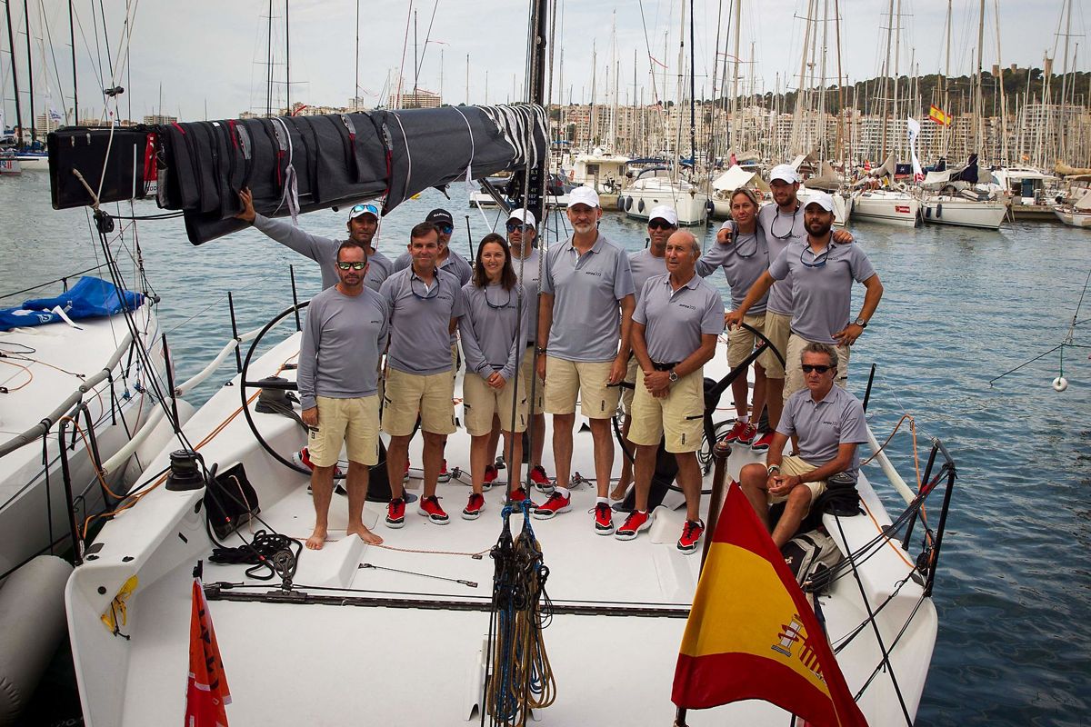 Kong Felipe ses her sammen med besætningen på båden Aifos i havnen i Palma den 4. august.