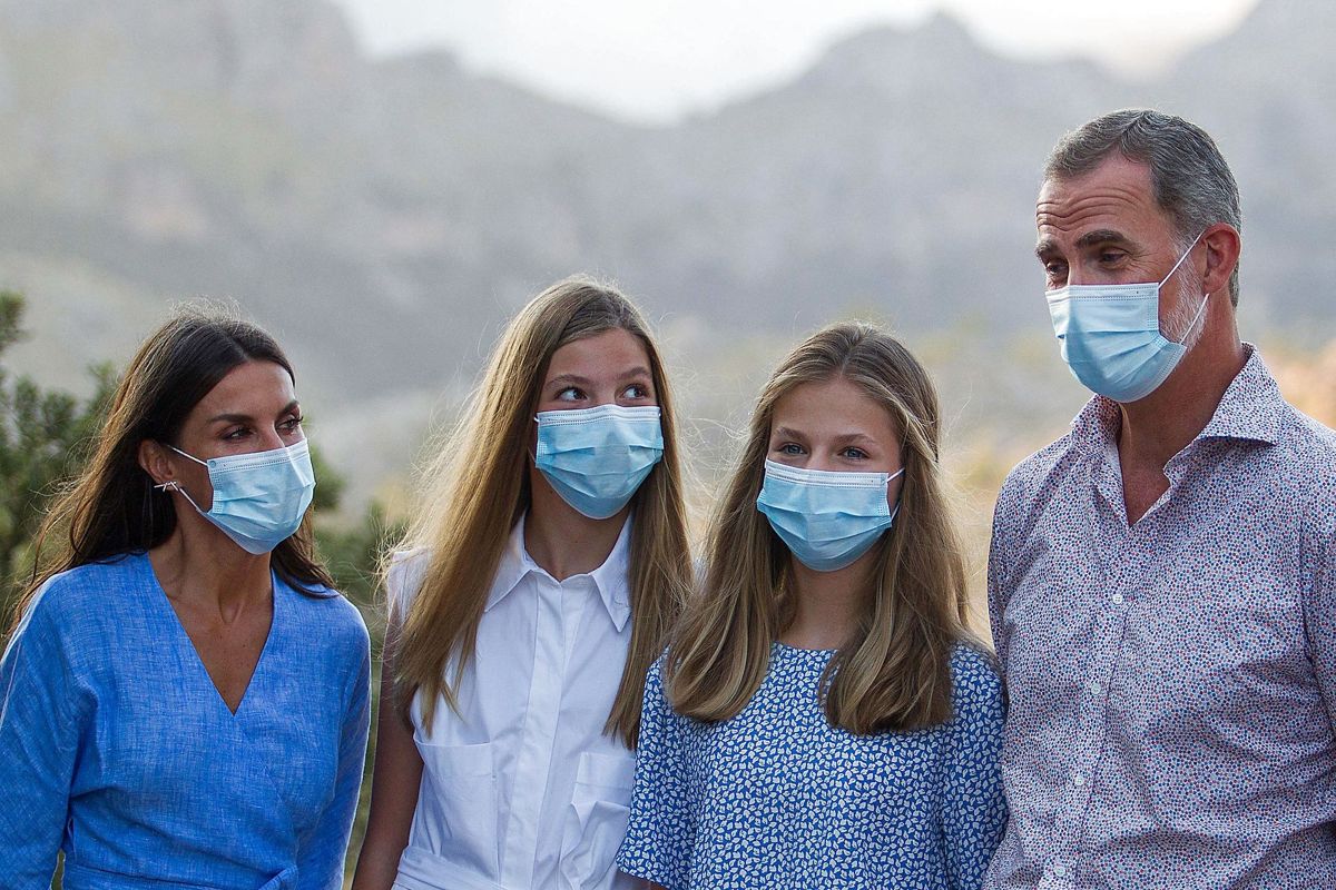 Den spamske kongefamilie, fra venstre, dronning Letizia, prinsesse Sofia, kronprinsesse Leonor og kong Felipe ses her under besøget ved bjergkæden Serra de Tramuntana.