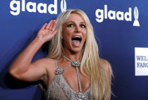 Britney viser kroppen frem igen