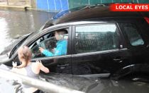 Kvinde fanget af vandmasserne