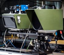 Brager gennem landsby med 128 km/t